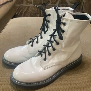 Wild Pair Arriele  PU leather White Lace Up Bootie Winter Shoes. Size 8 1/2.